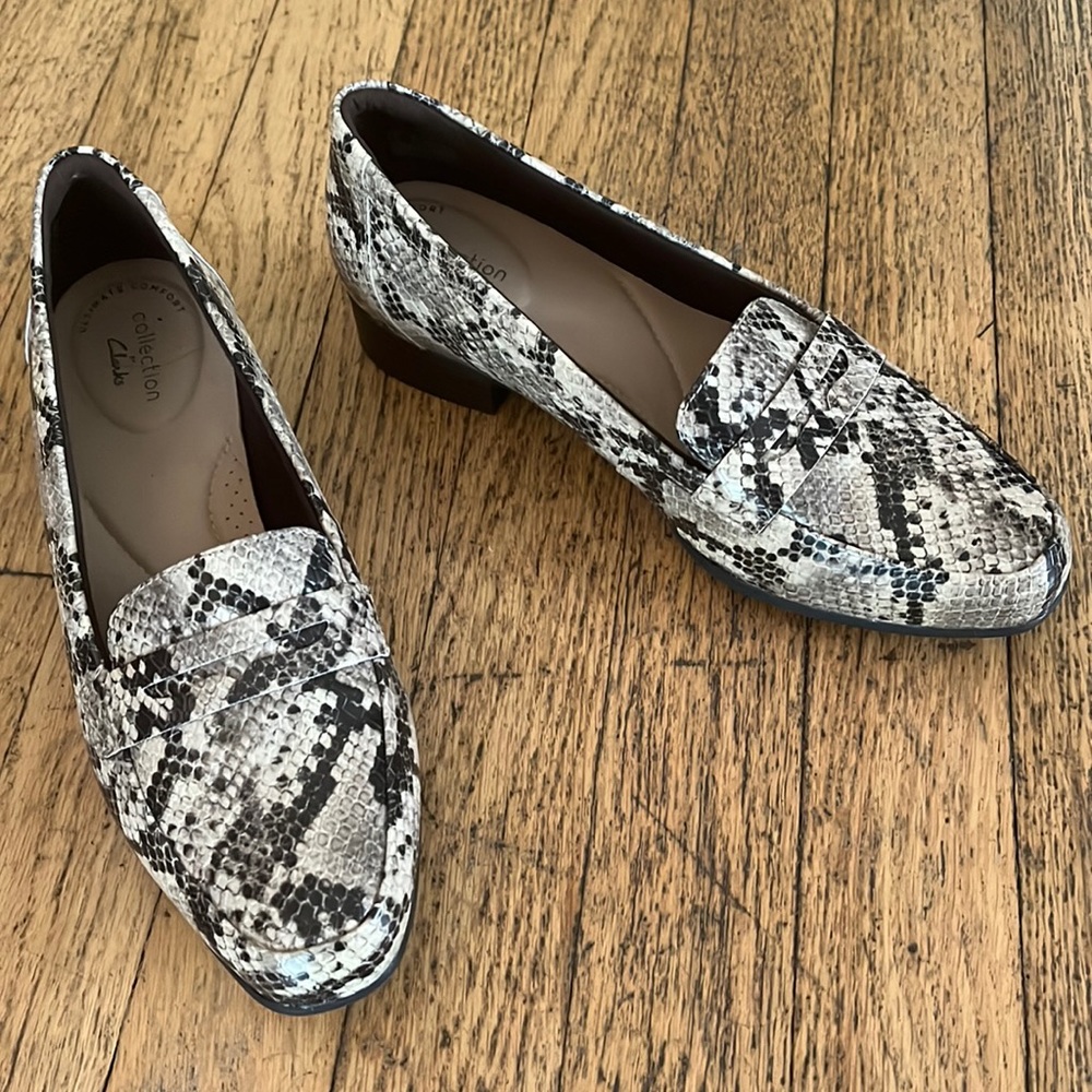 NWOT Clark’s Snake leather loafers